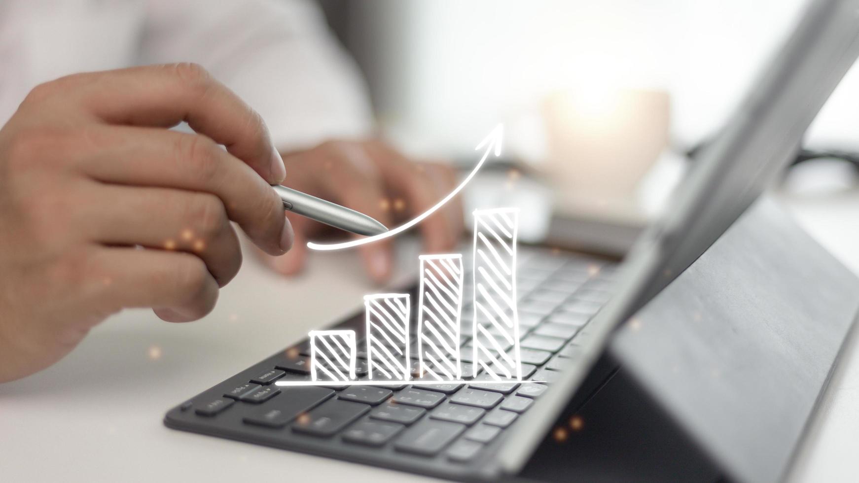 empresário desenha uma seta de tendência crescente e um gráfico crescente do plano ao objetivo. é uma representação da ideia de desenvolvimento de investimentos corporativos. foto