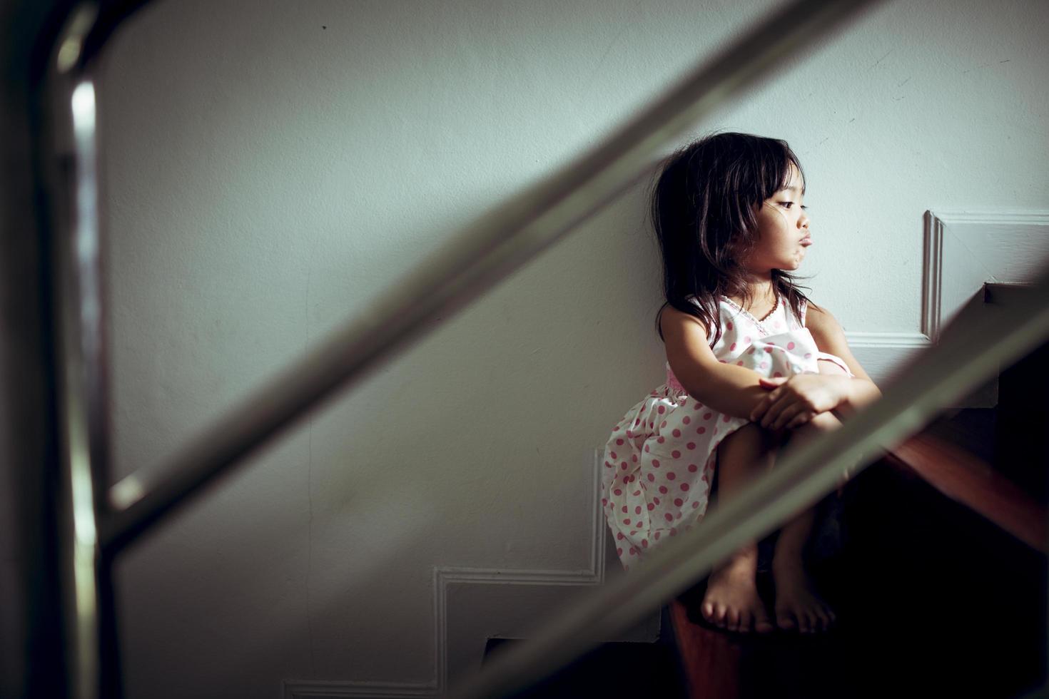 criança triste deste pai e mãe discutindo, conceito negativo familiar. foto