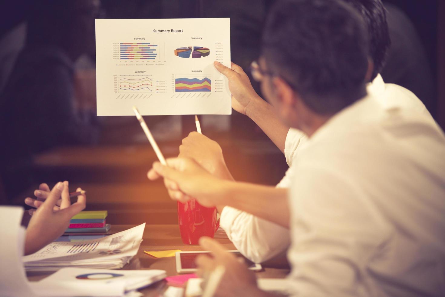 reunião do consultor de negócios para analisar e discutir a situação do relatório financeiro na sala de reuniões. Consultor de investimentos, consultor financeiro, consultor financeiro e conceito de contabilidade. foto