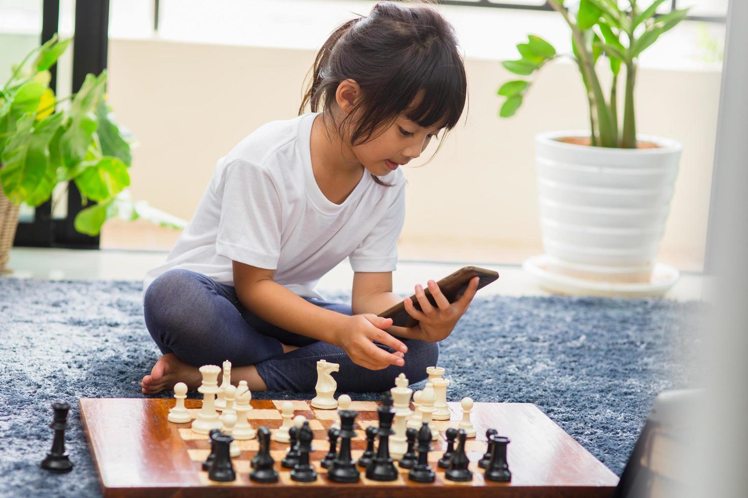 menina tendo aula de xadrez online, e-educação, ensino à distância 8429094  Foto de stock no Vecteezy