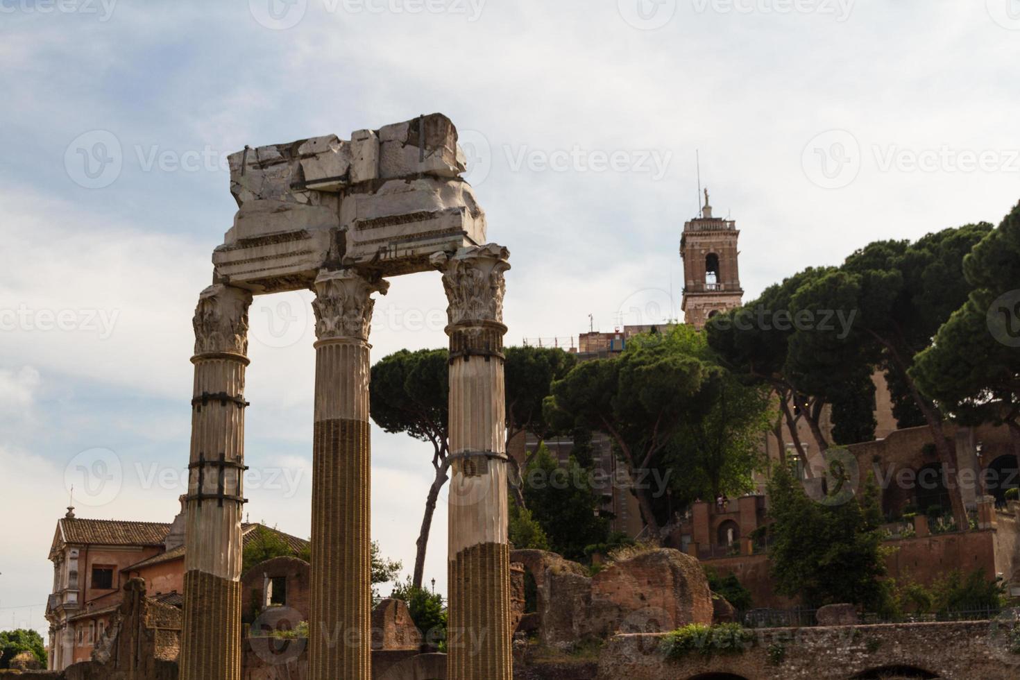 construindo ruínas e colunas antigas em roma, itália foto