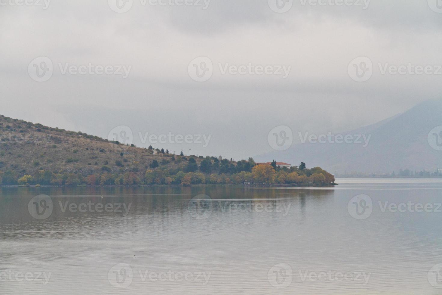 kastoria tradicional cidade velha à beira do lago na grécia foto