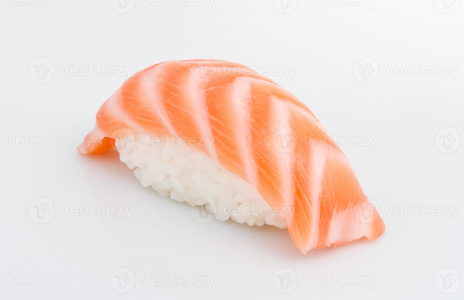 sessão de estúdio de sushi vaki japonês com salmão em fundo branco foto