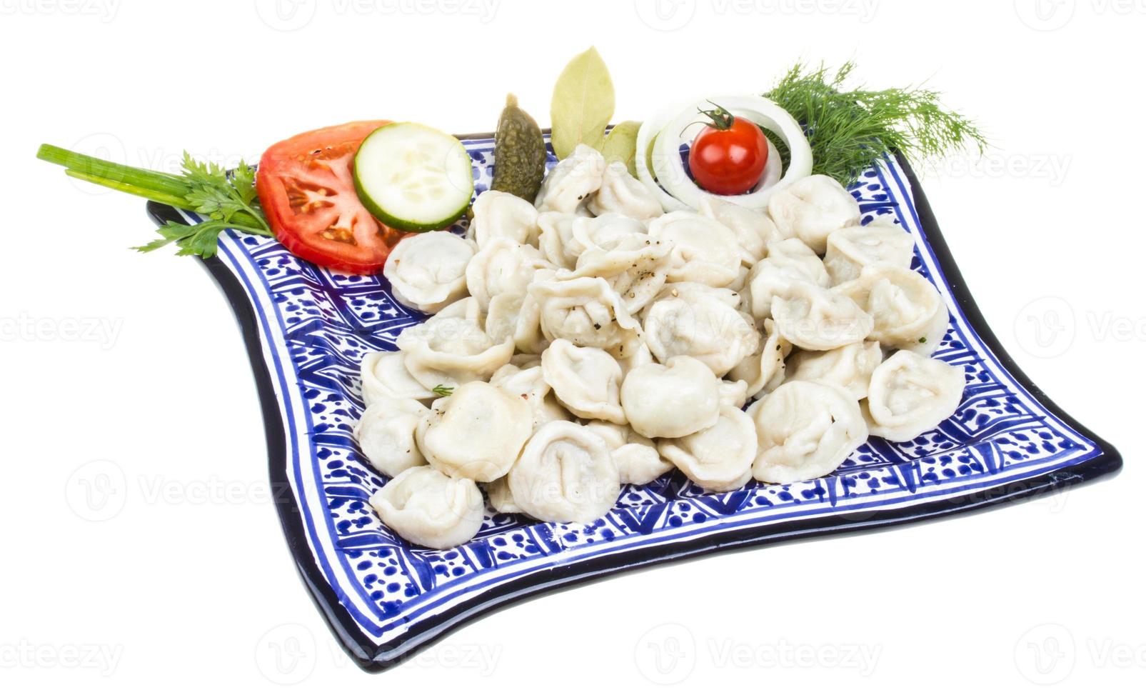 tigela com prato tradicional russo - pelmeni foto