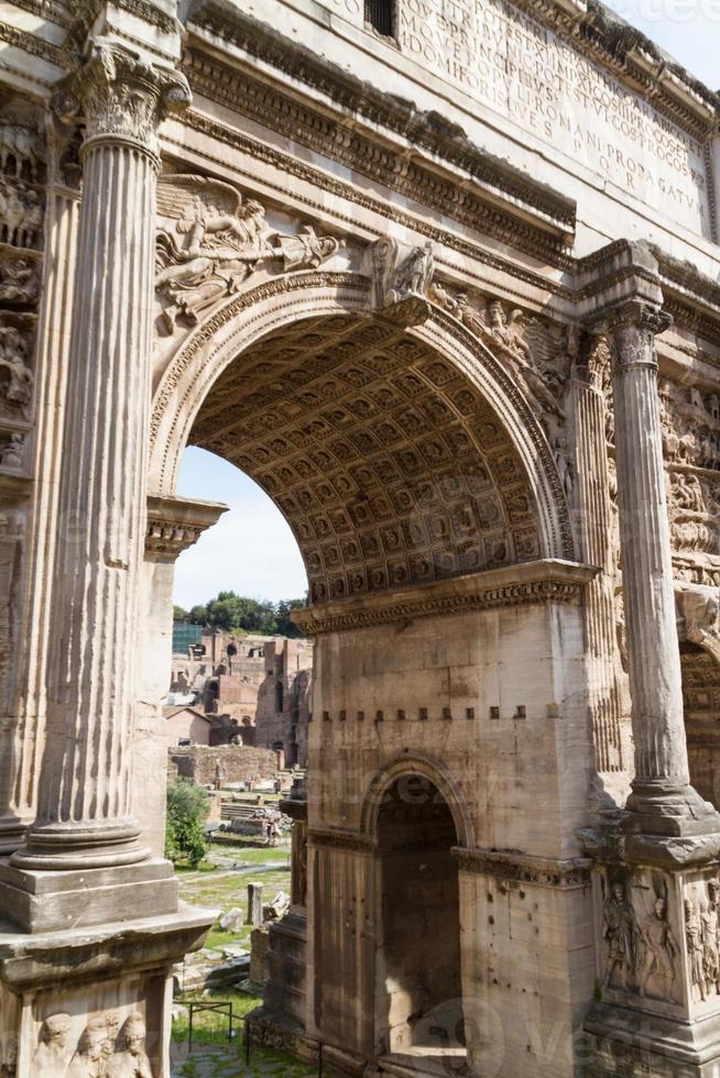 construindo ruínas e colunas antigas em roma, itália foto