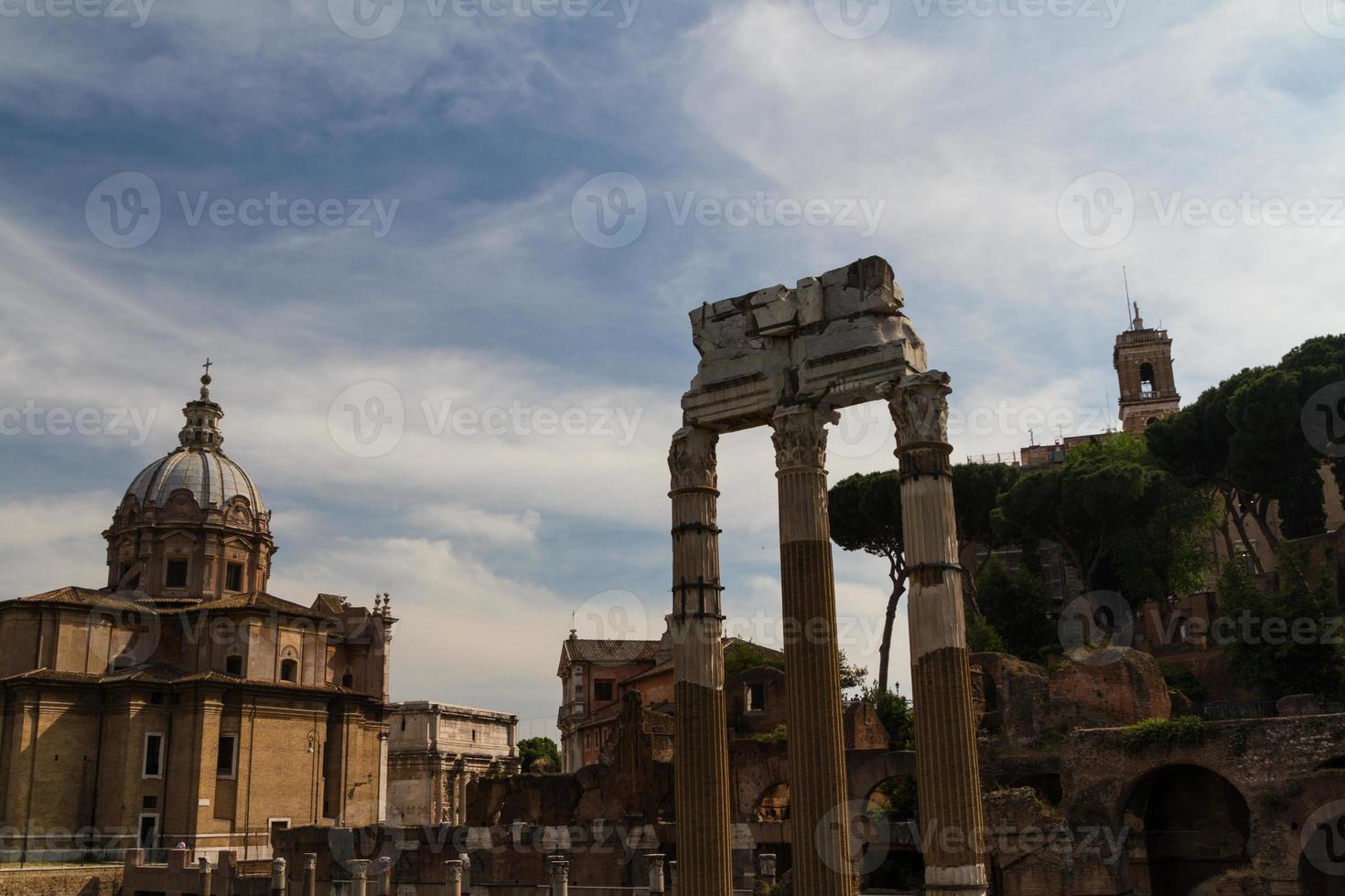 construindo ruínas e colunas antigas em roma, itália foto