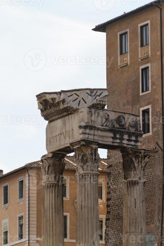 construindo ruínas e colunas antigas em roma, itália foto