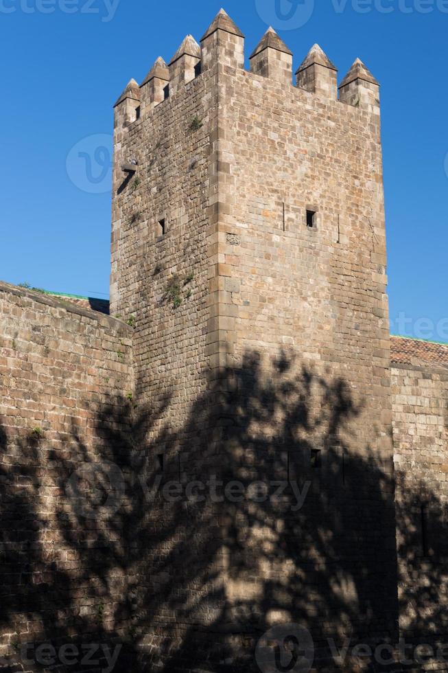 antiga muralha e torre da cidade de barcelona foto