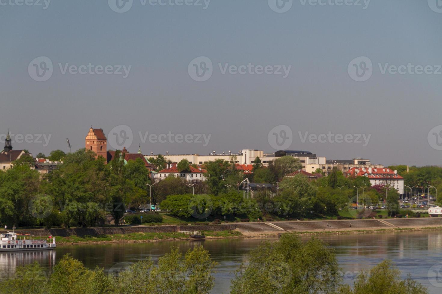 cidade velha pelo cenário pitoresco do rio vistula na cidade de varsóvia, polônia foto
