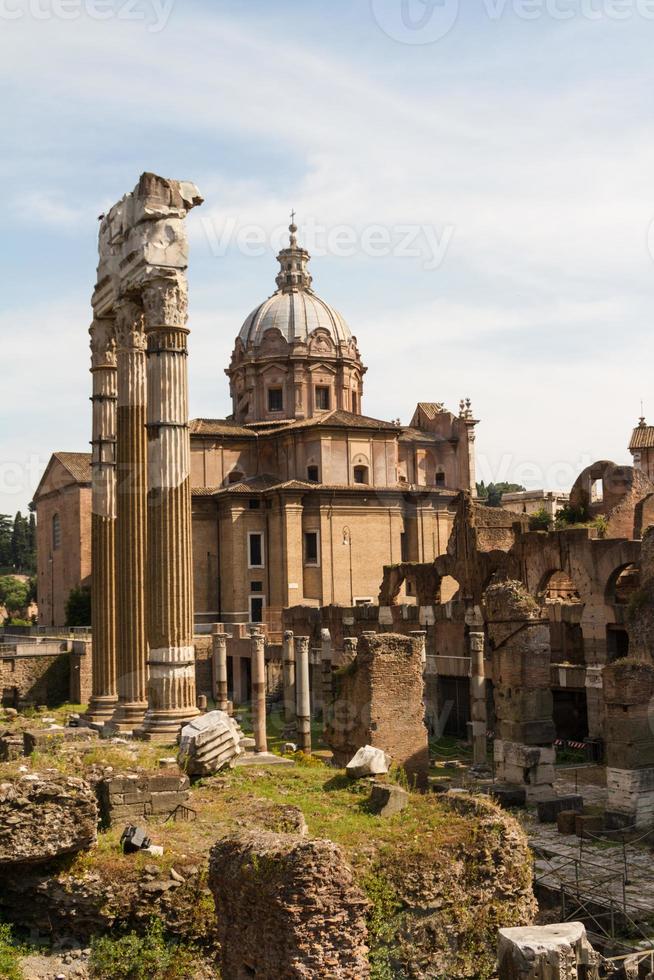 construindo ruínas e colunas antigas em roma, itália foto