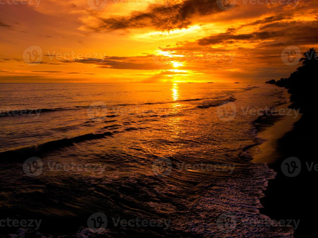 dramática paisagem dourada do pôr do sol no mar foto