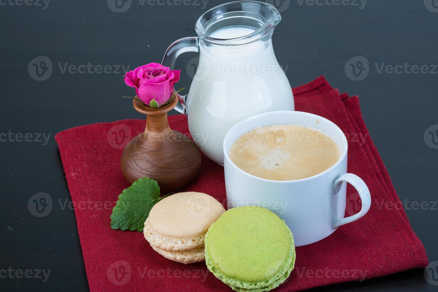 café com macarons e leite foto