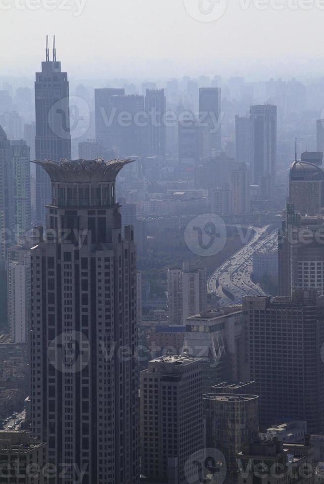 a poluição atmosférica fica sobre o horizonte de xangai, china foto