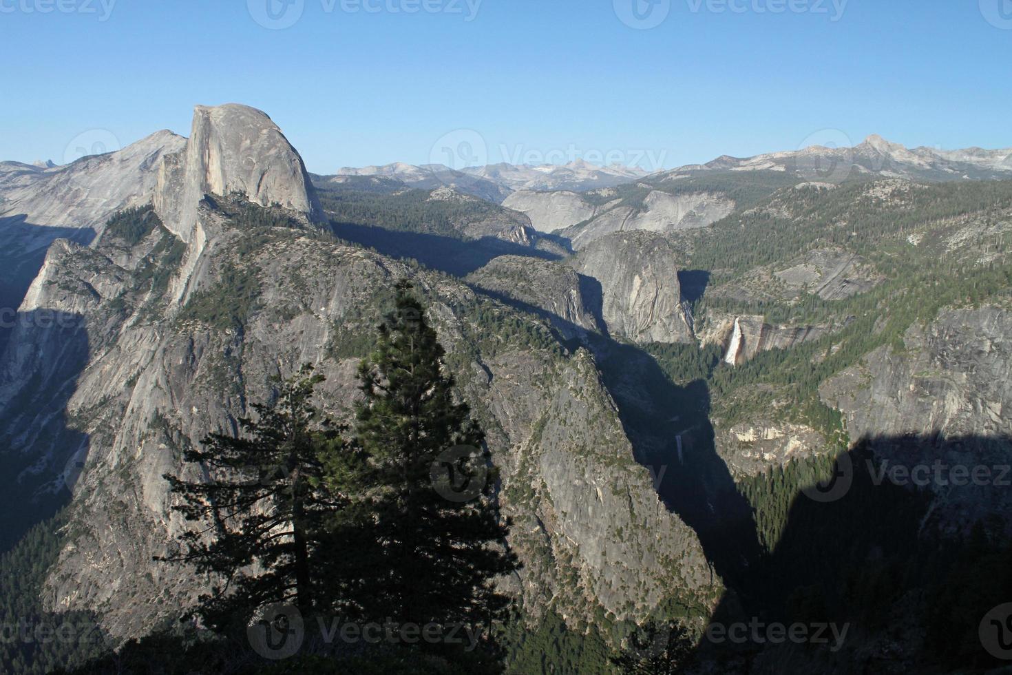 vista sobre as montanhas do parque nacional de yosemite foto