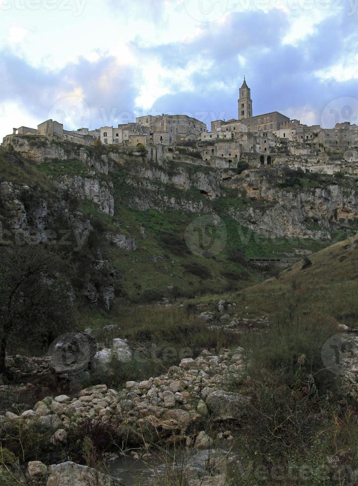 vista sobre matera, itália, em um da com céu dramático foto