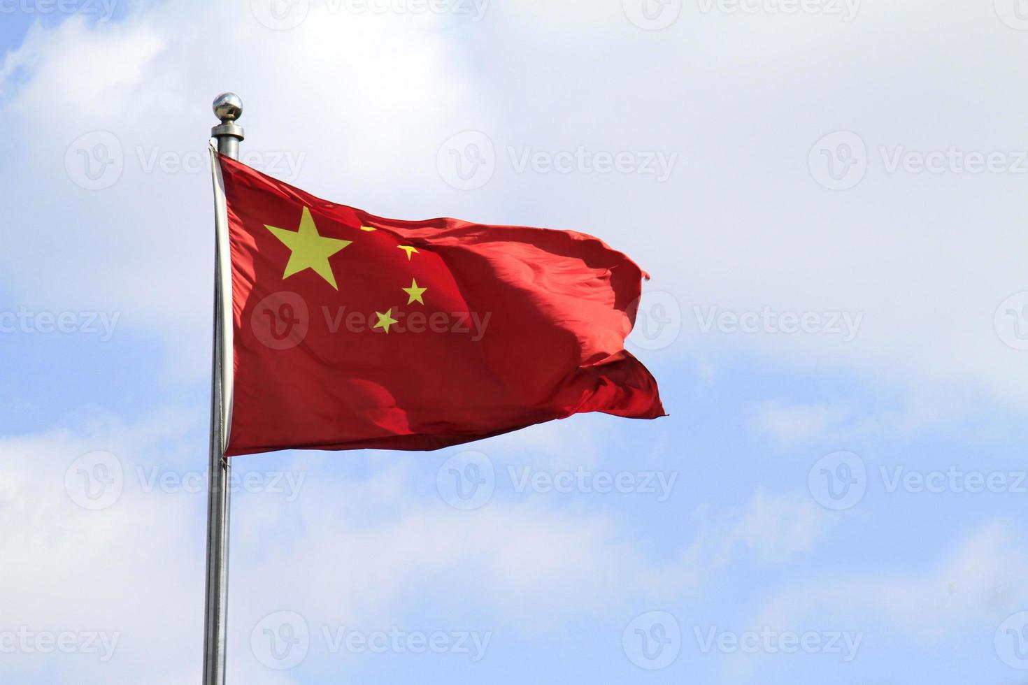 bandeira chinesa balançando ao vento em um dia ensolarado foto