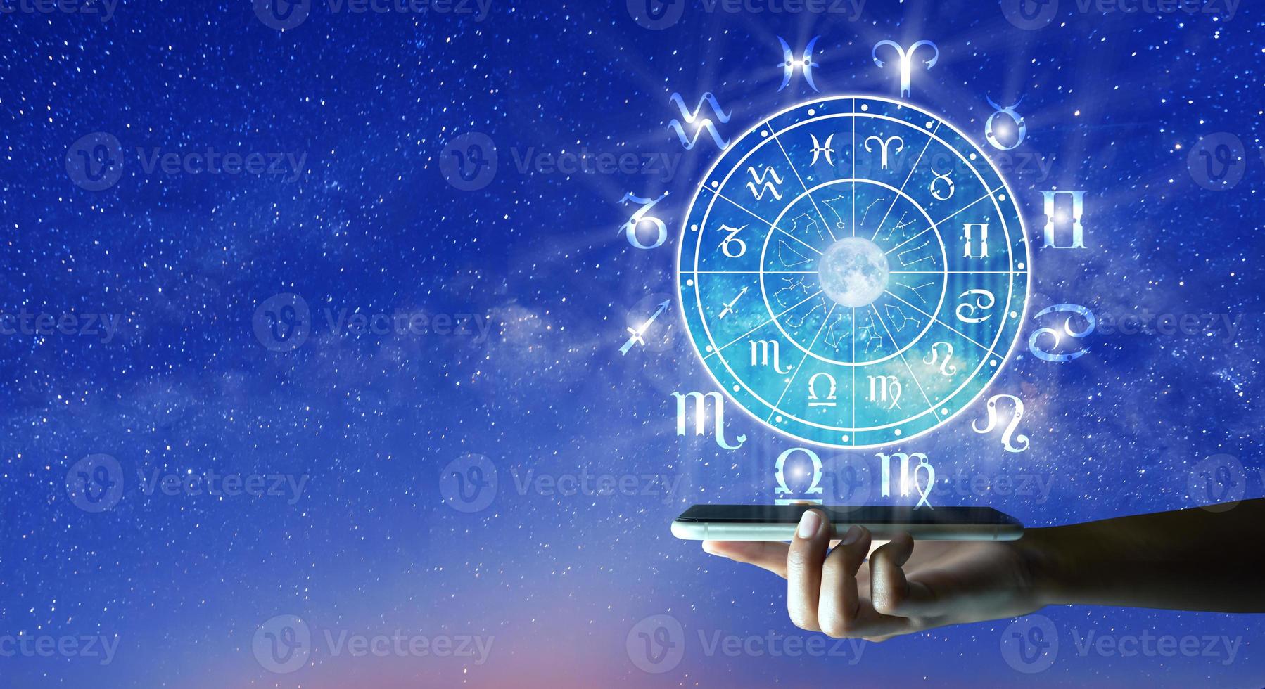 roda do zodíaco na tecnologia móvel. conceito on-line de internet do zodíaco. foto