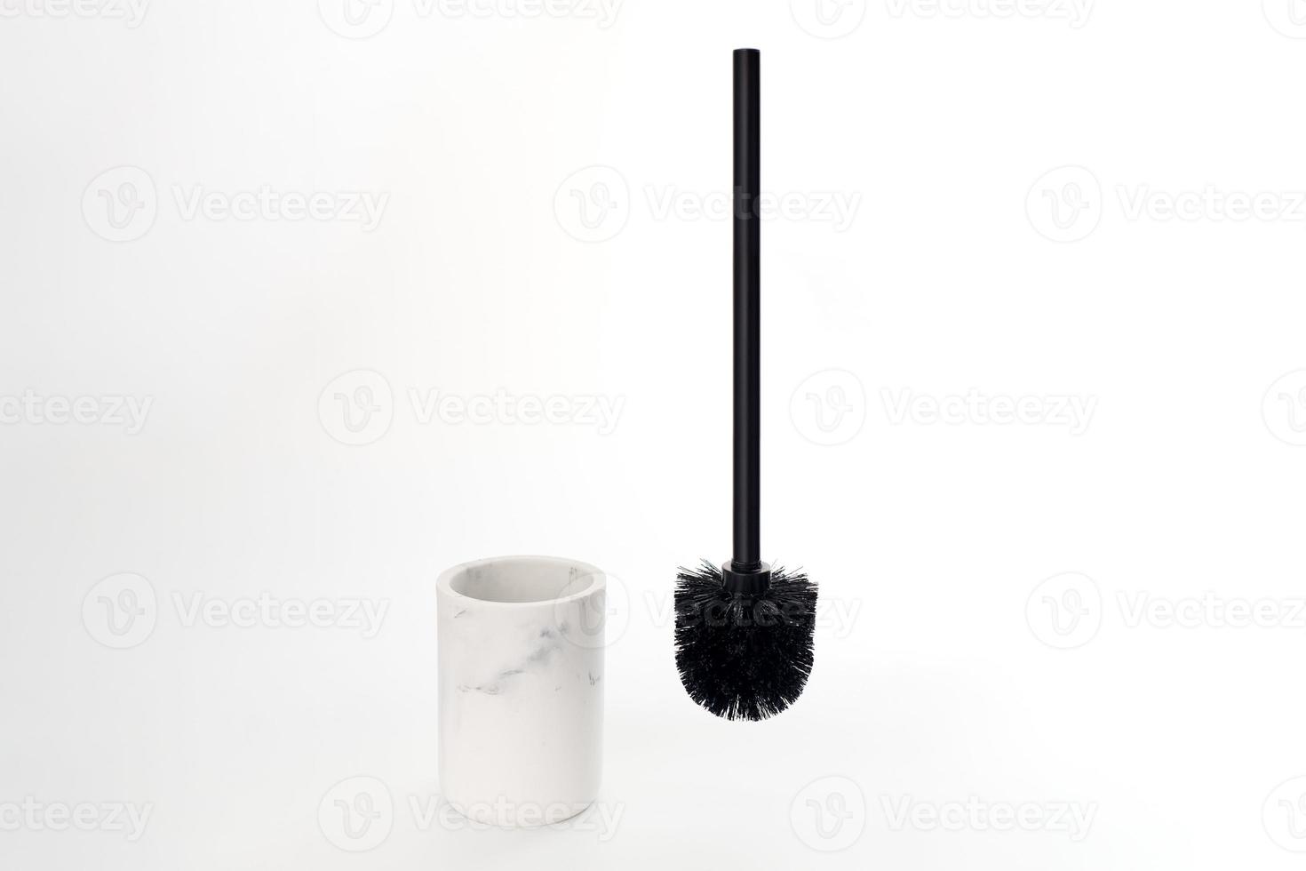 escova de vaso sanitário com suporte de pedra branca isolado fundo branco, escova para superfície de vaso sanitário alvejante foto