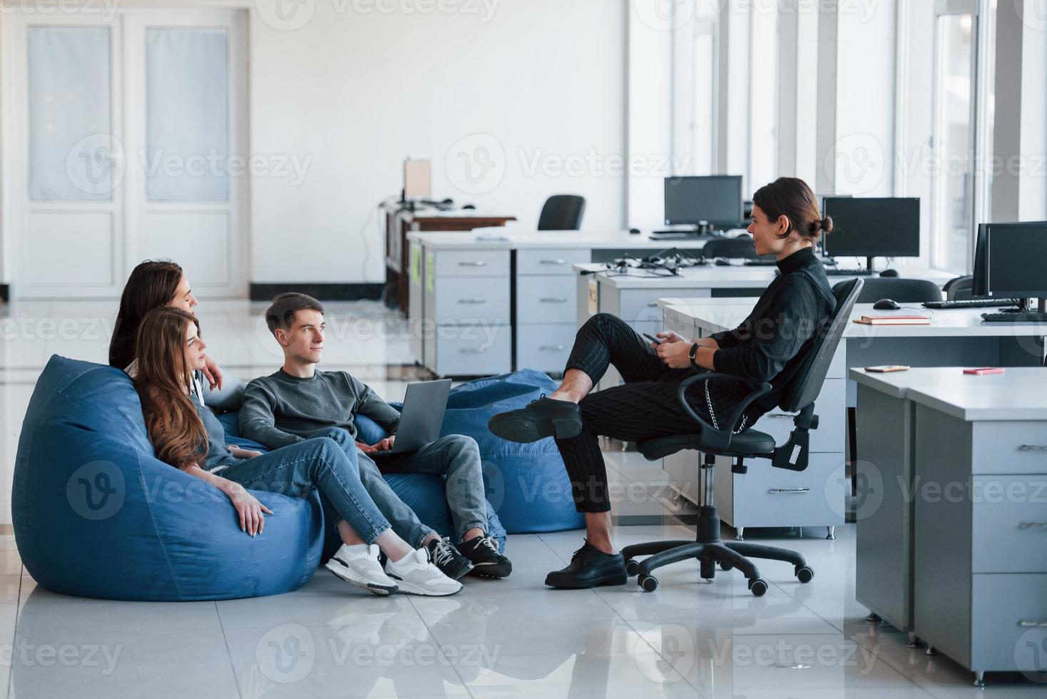 por favor, ouça-me. grupo de jovens em roupas casuais trabalhando no escritório moderno foto