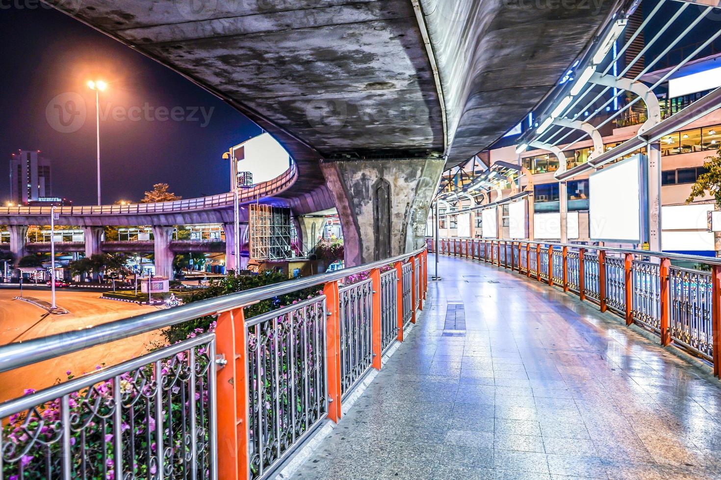 caminho a pé na cidade urbana à noite., bangkok, tailândia. foto