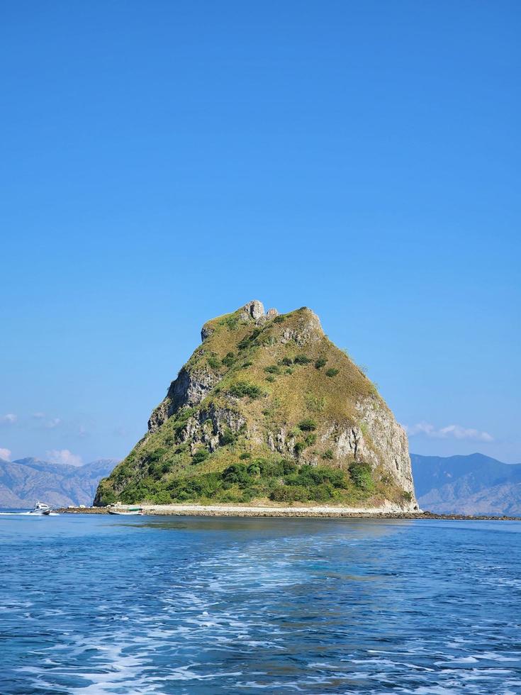 pequena ilha no meio do oceano foto