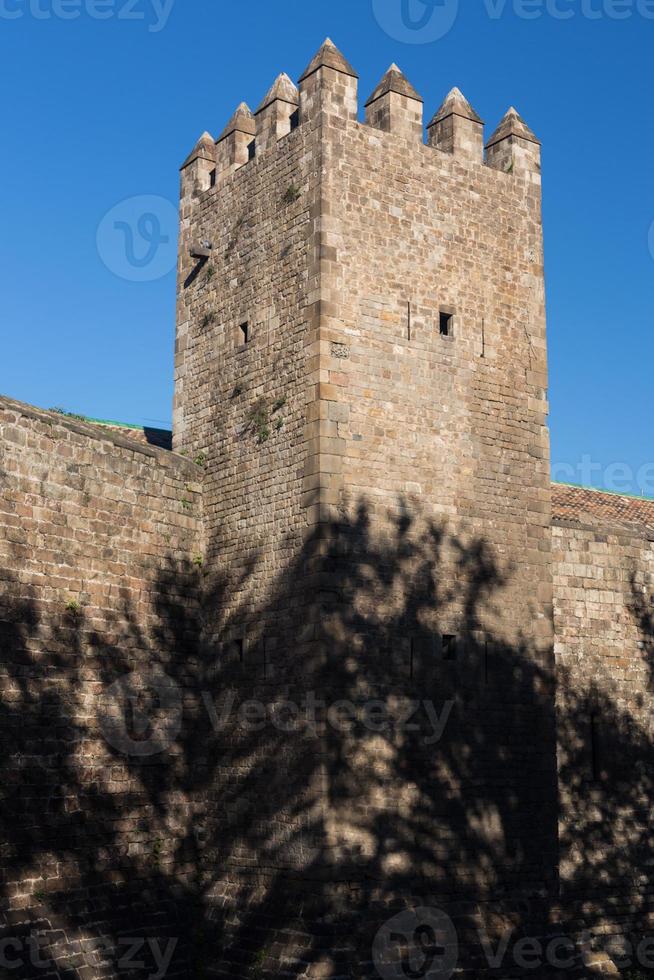 antiga muralha e torre da cidade de barcelona foto