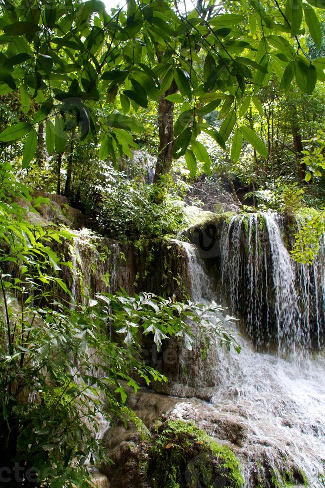 cachoeira erawan, kanchanaburi, tailândia foto