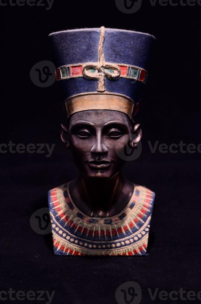 famosa estatueta busto da rainha nefertiti foto