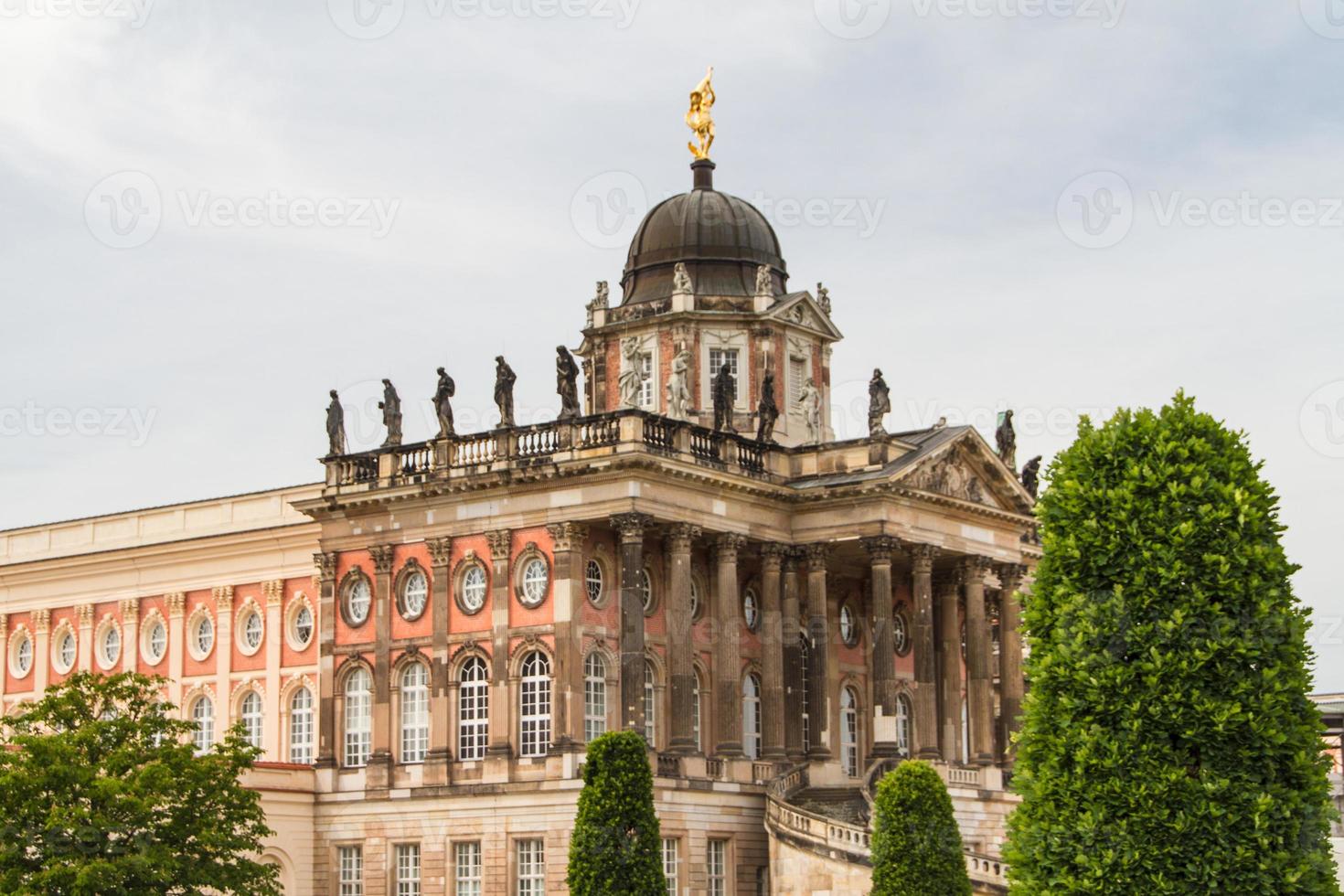 um dos edifícios universitários de potsdam foto