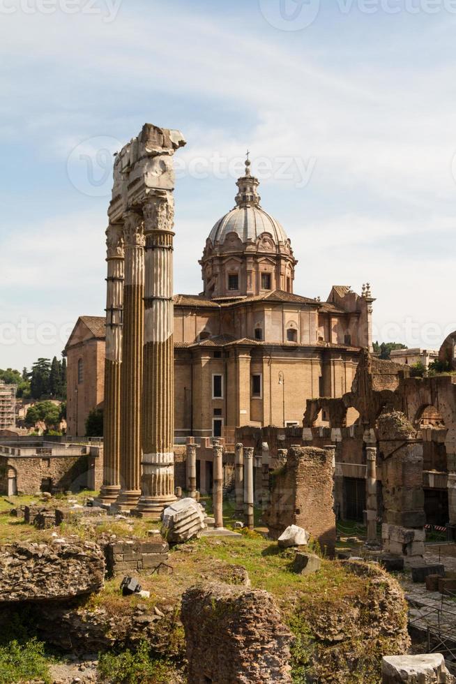 construindo ruínas e colunas antigas em roma, itália foto