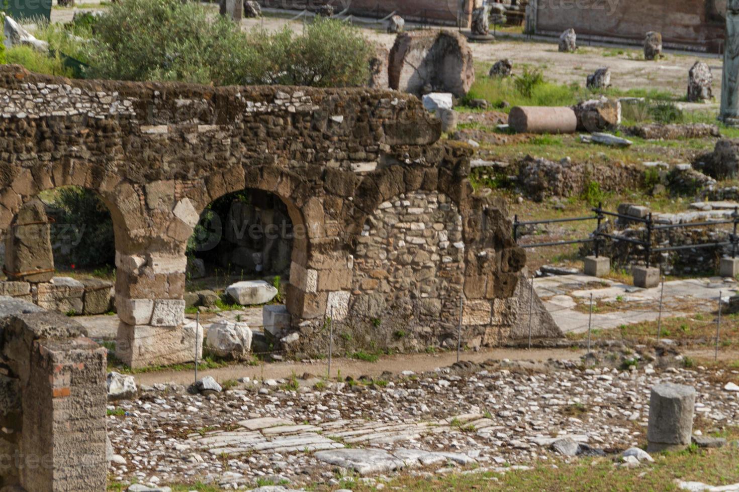 construindo ruínas e colunas antigas em roma, itália foto