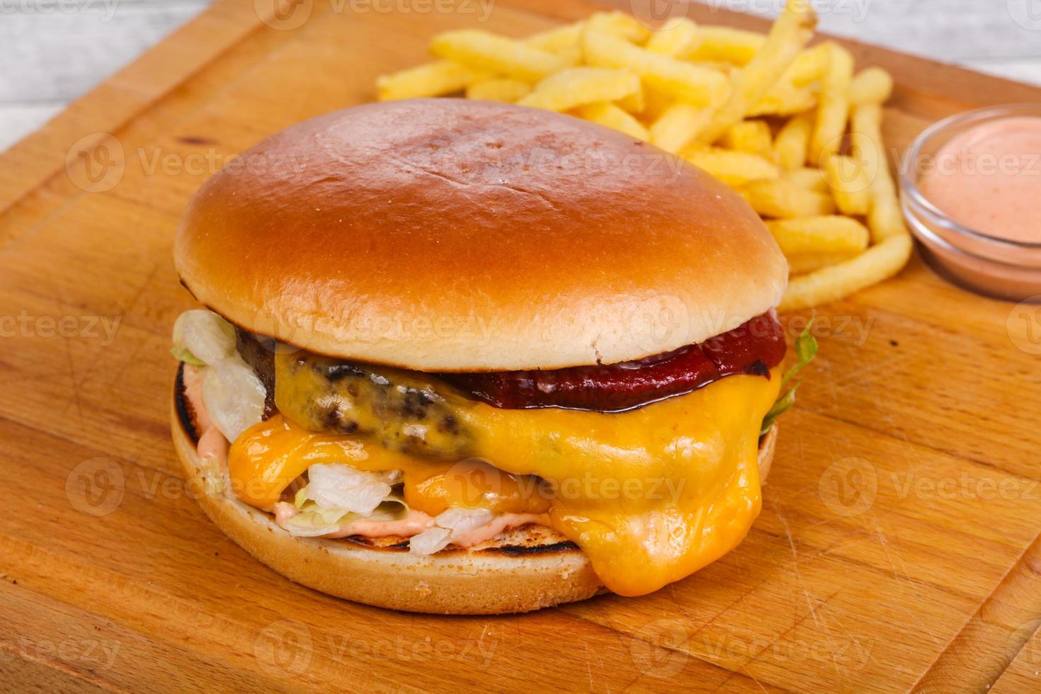 hambúrguer com carne, queijo e salada de iceberg foto