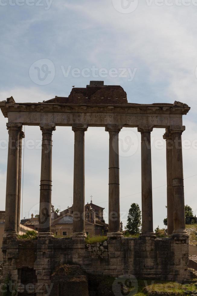 construindo ruínas e colunas antigas em roma, itália foto