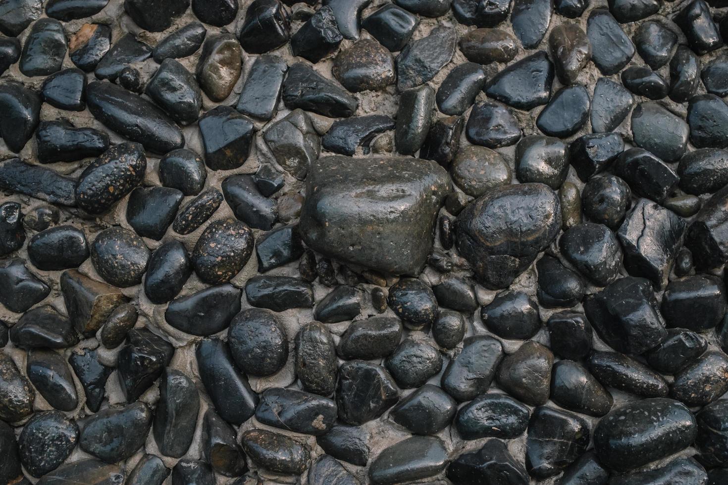 textura de pedras molhadas do mar, padrões de pedra, textura de pedra seixo. pequenas pedras redondas em cores diferentes. imagem de fundo. foto