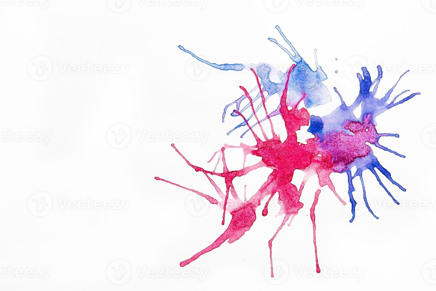 foto de aquarela de respingo azul e vermelho abstrato, desenhada por soprando ar no fundo aquarela paper.splash branco enrugado.