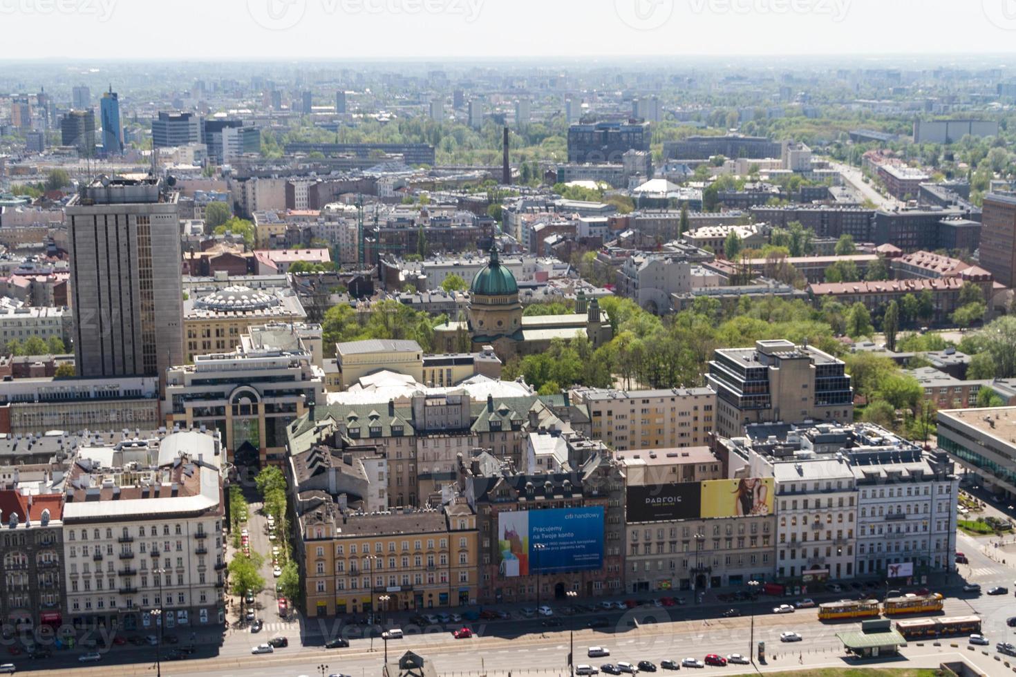 horizonte de varsóvia com torres de varsóvia foto