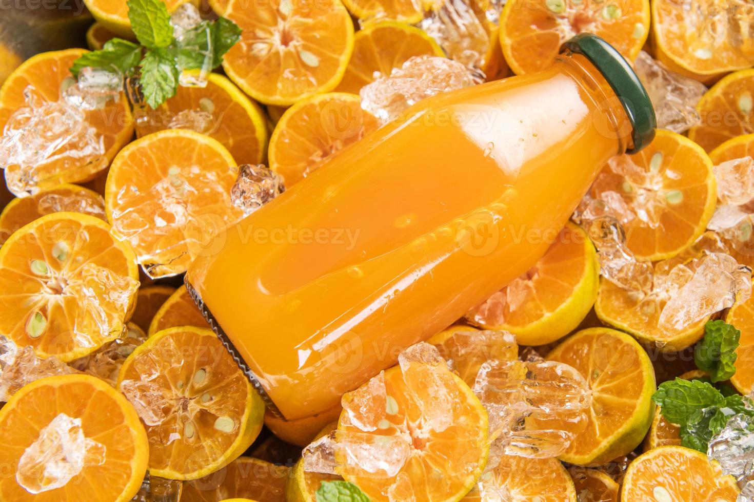 suco de laranja fresco em frasco de vidro com hortelã, frutas frescas. foco seletivo. foto