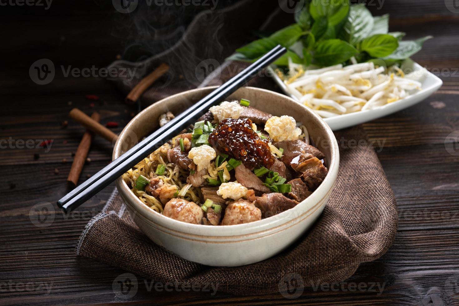 macarrão com carne de porco e bolinhos de carne de porco com sopa estilo tailandês foto