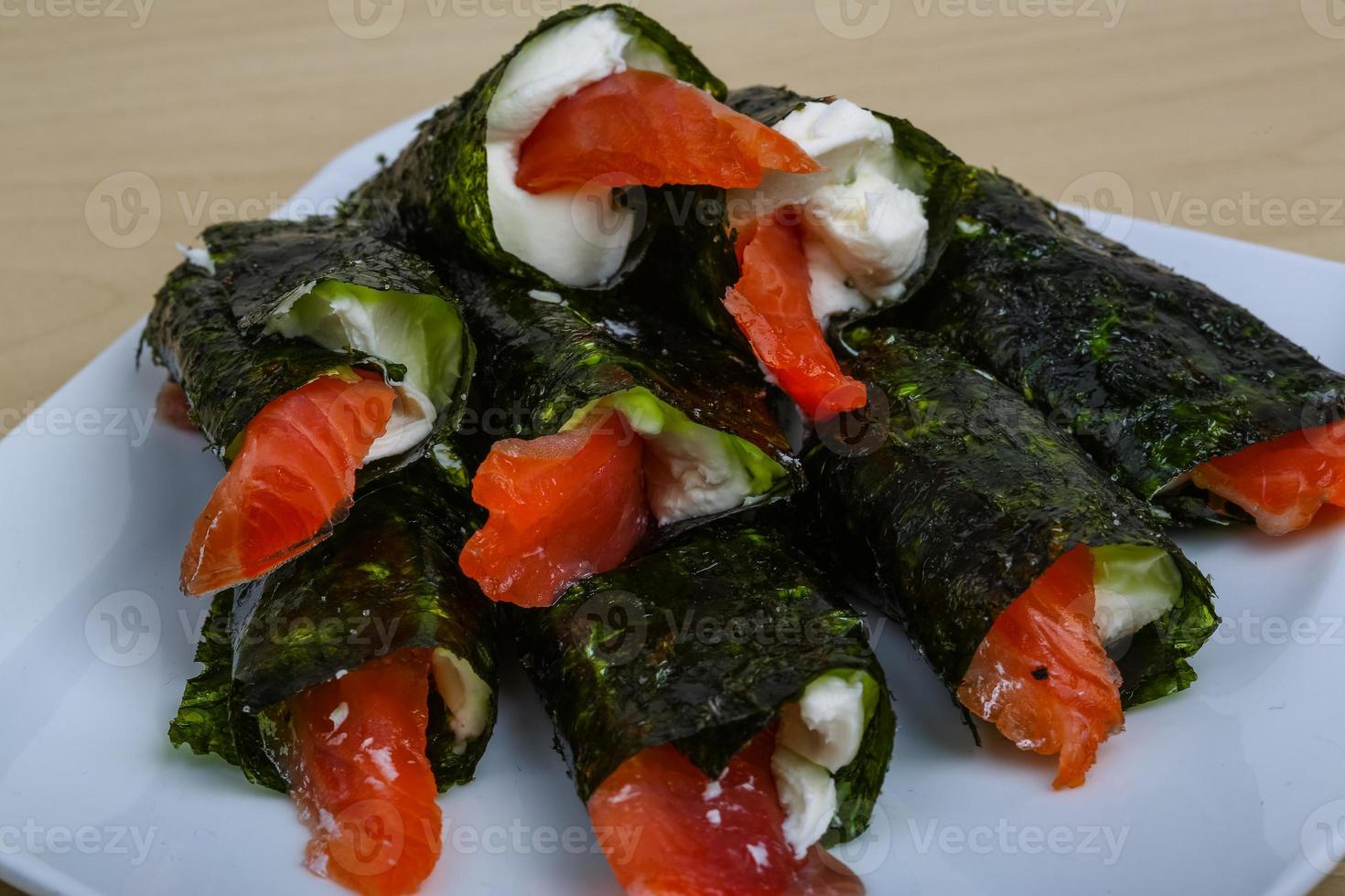 rolo com salmão e queijo foto