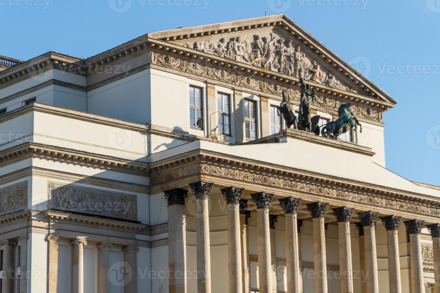 Varsóvia, Polônia - casa de ópera nacional e edifício do teatro nacional foto