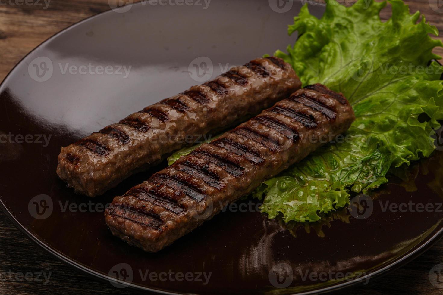 duas salsichas de carne de kebeb grelhadas foto