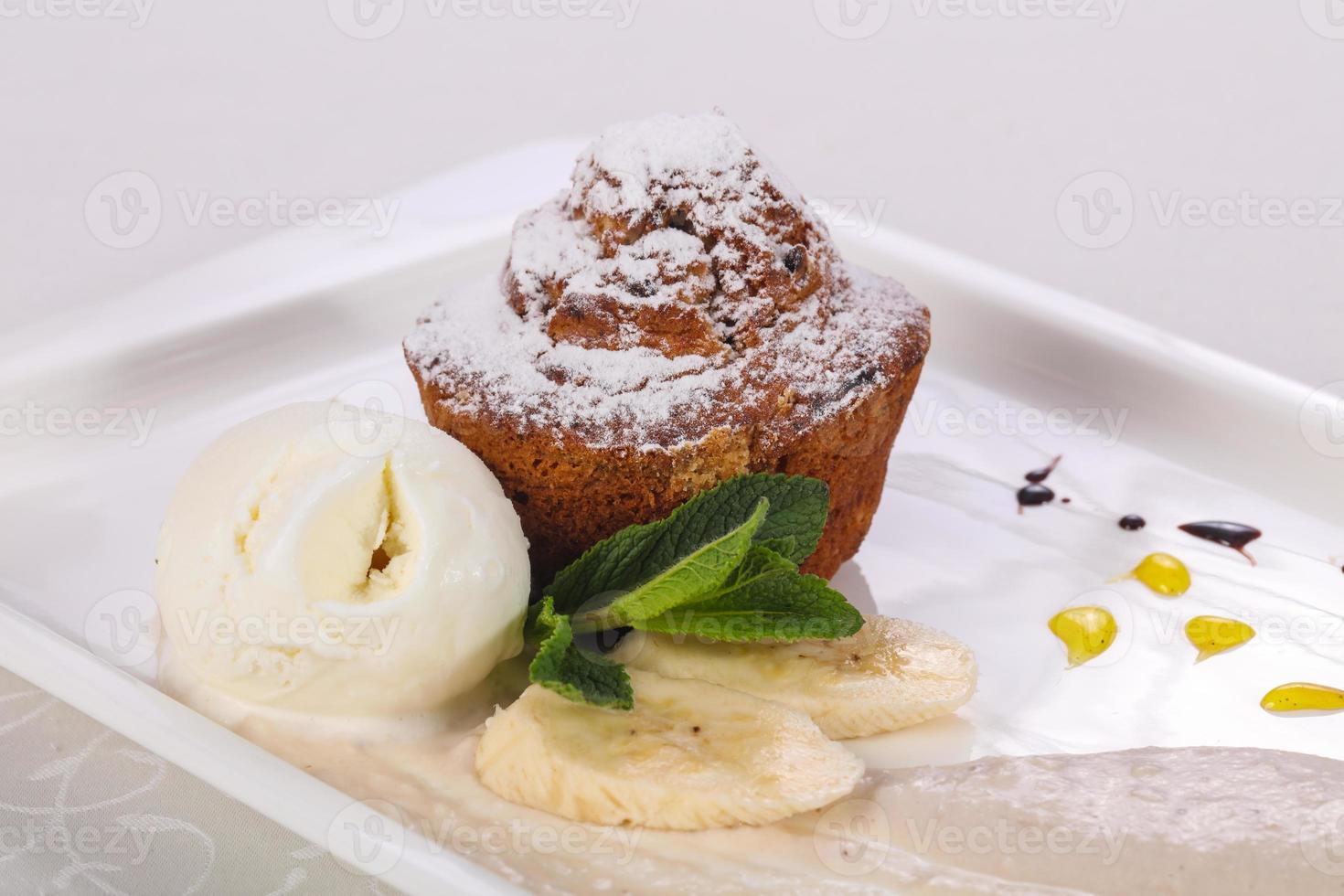 saboroso muffin quente com sorvete foto