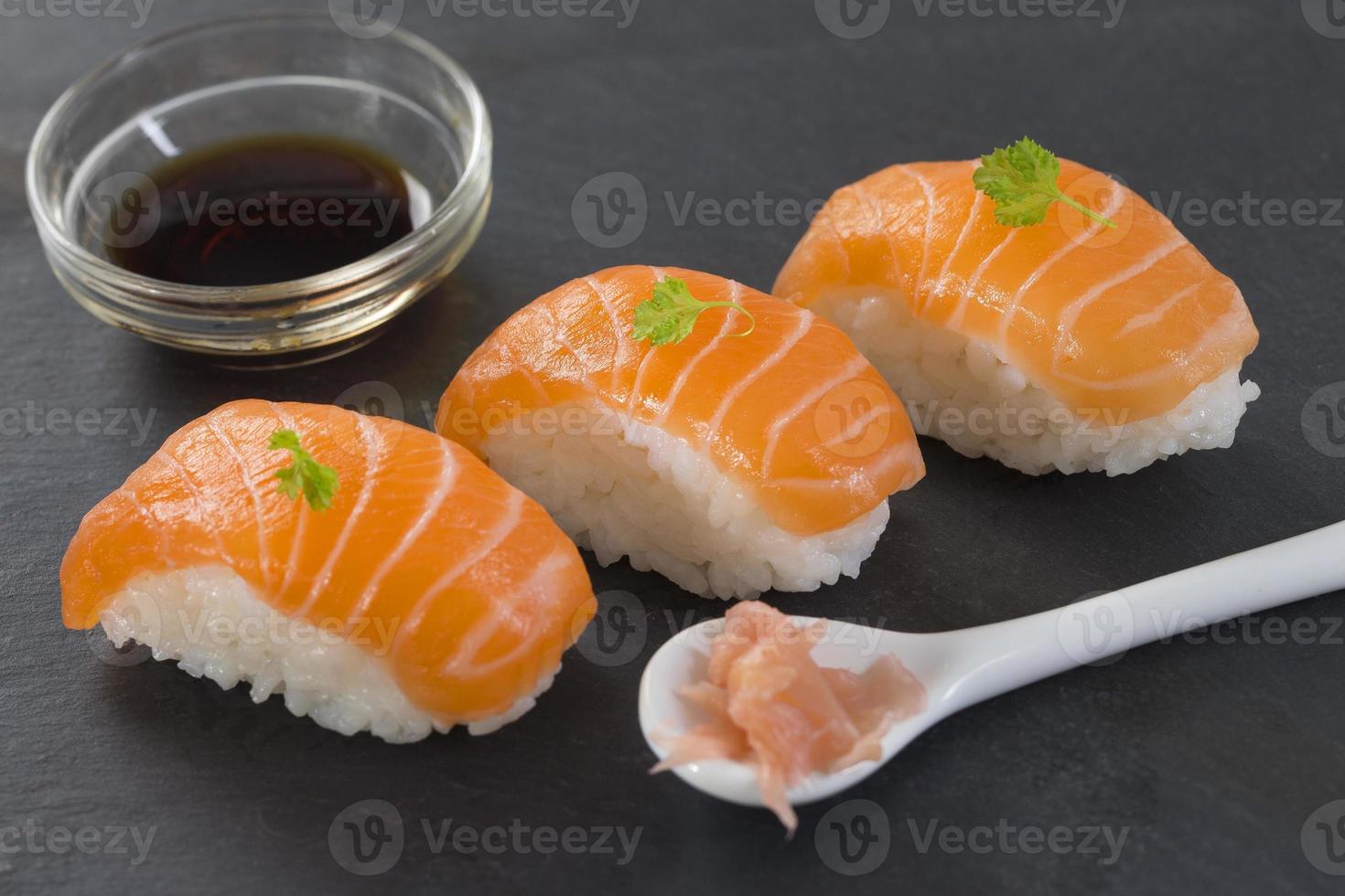 sushi de salmão atlântico fresco foto