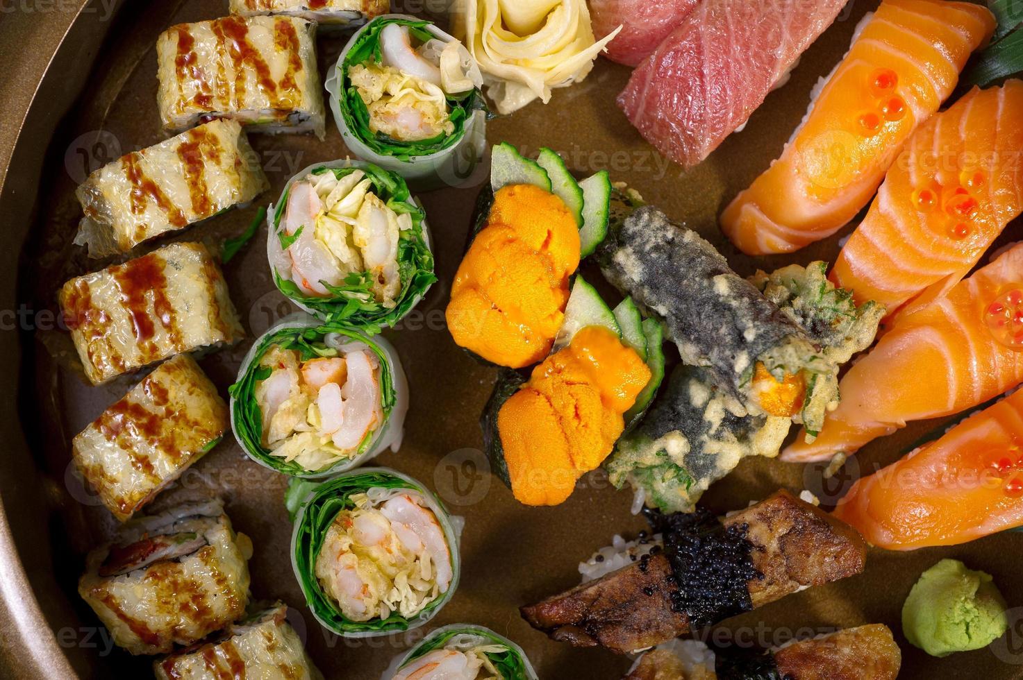 seleção de variedade de combinação de escolha de sushi fresco foto