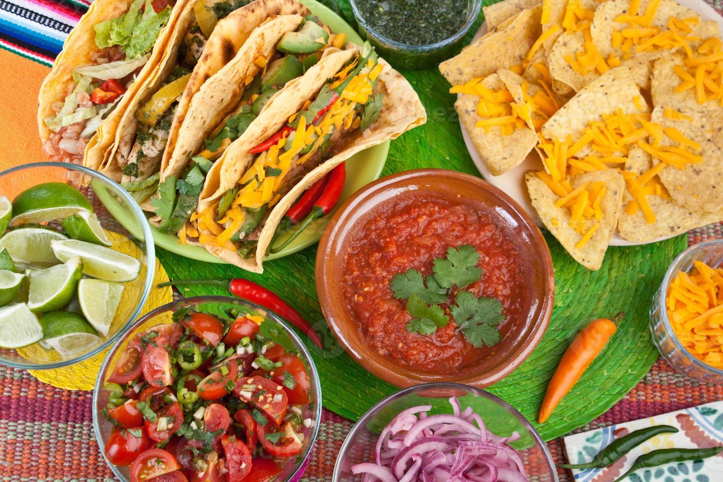 pratos de comida mexicana tradicional colorida foto