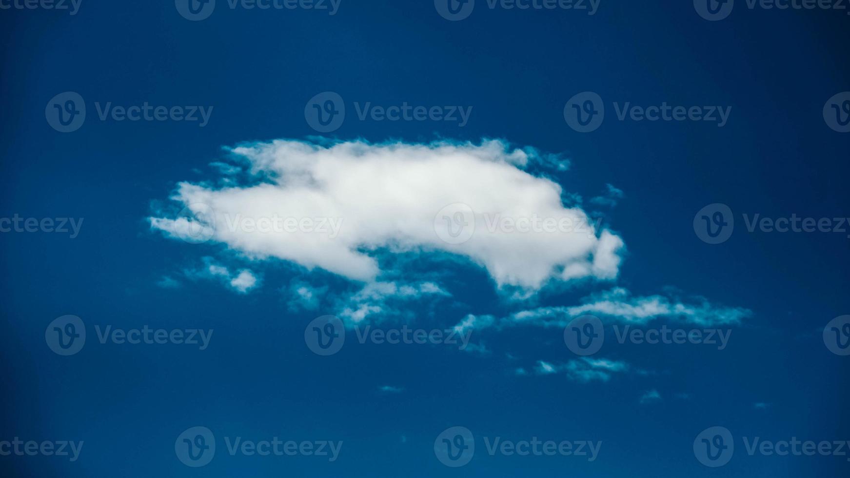 nuvens brancas em um fundo de céu azul foto