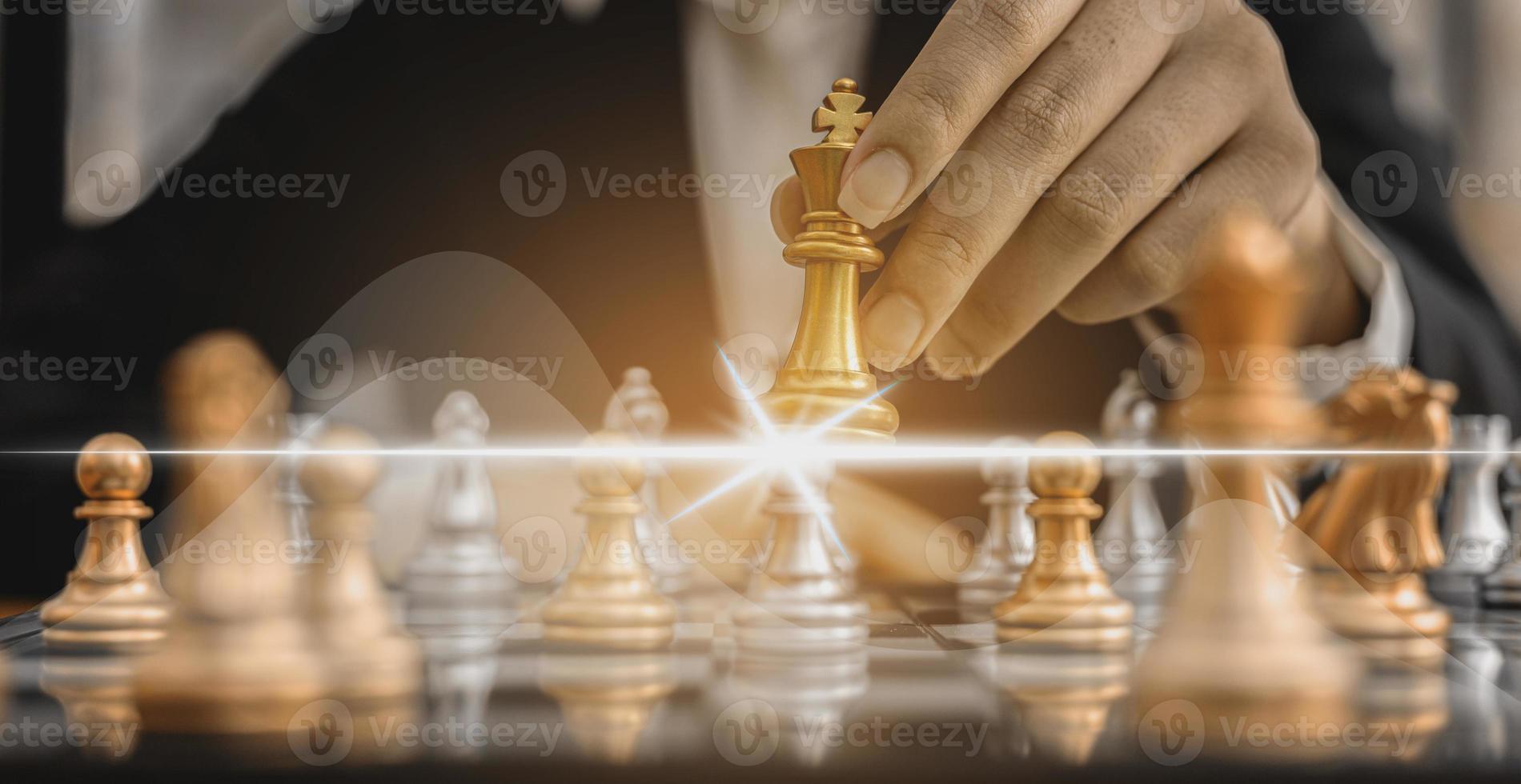 Pessoa segurando peças de xadrez dourado para executar um jogo, imagem  conceitual do empresário jogando xadrez em comparação com a gestão de um  negócio de risco, gráficos que mostram os fluxos financeiros.