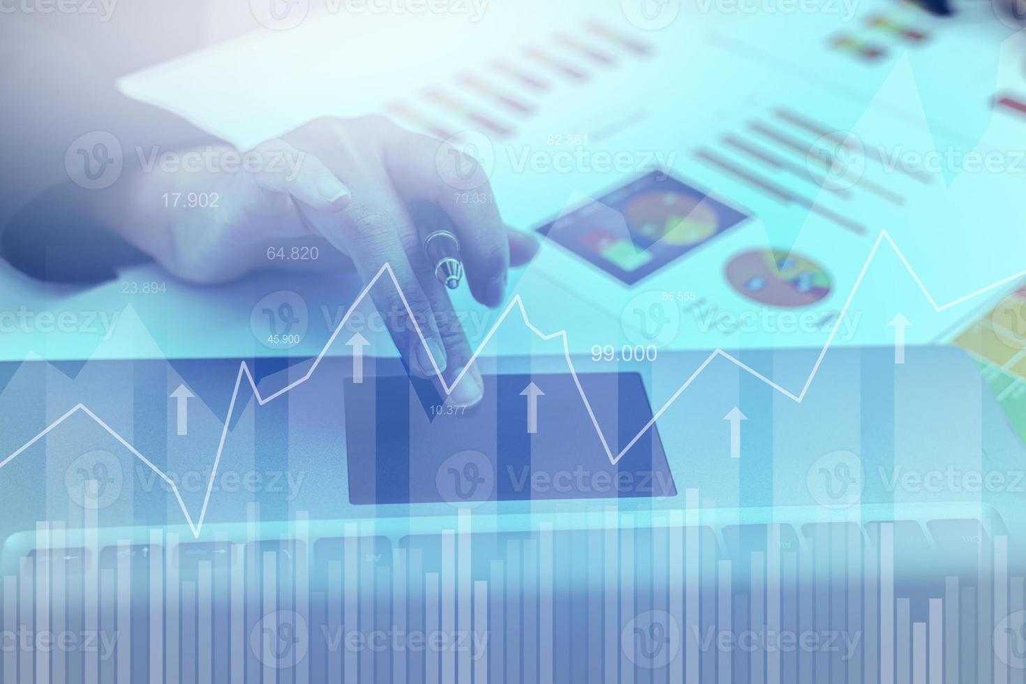 dois empresários estão se reunindo, eles estão olhando para um diagrama gráfico em um tablet mostrando um gráfico da situação financeira da empresa. conceito de administração de empresas e finanças. foto