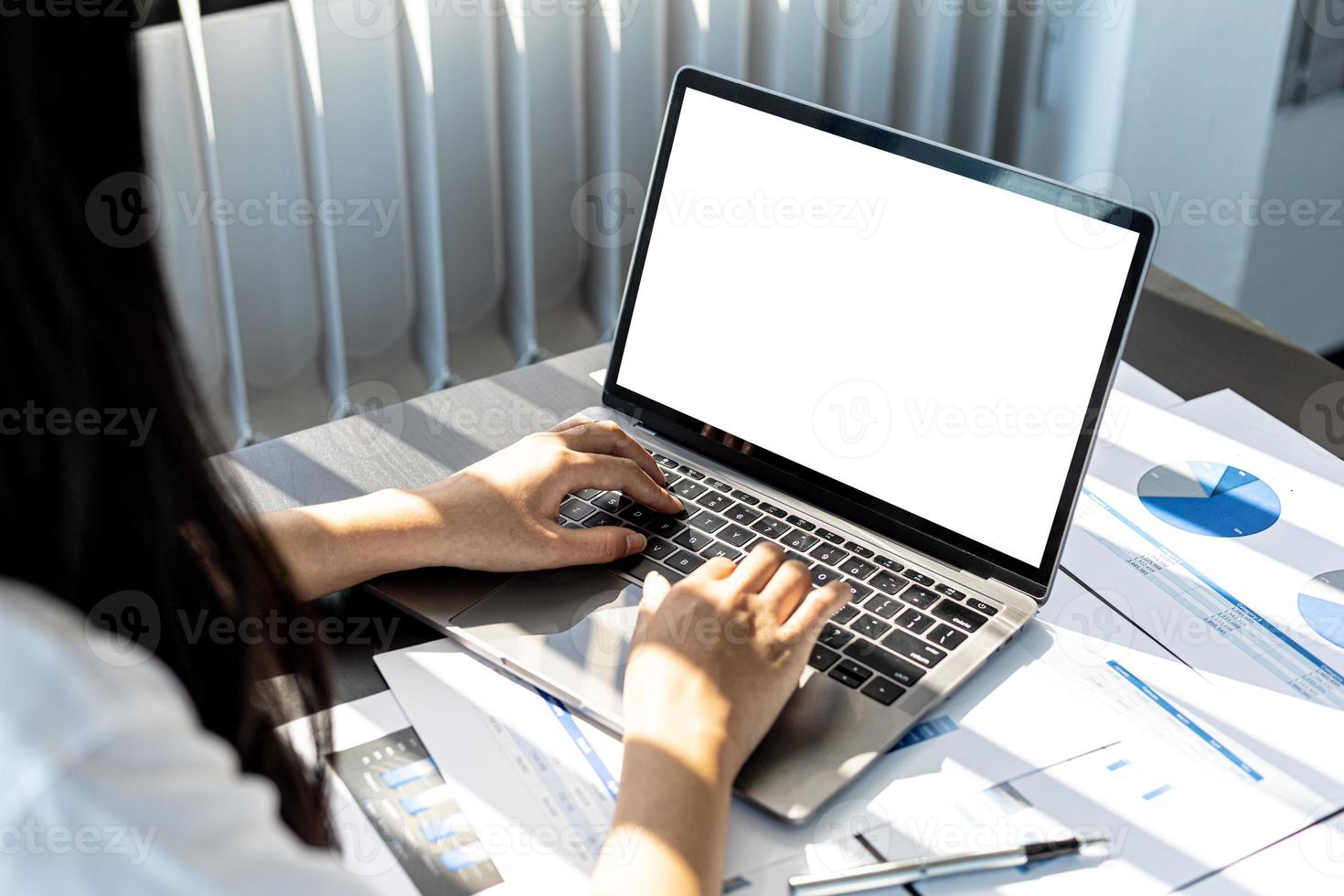 pessoa digitando no teclado do laptop, na tela do laptop em branco fundo branco para ilustração, tela de maquete para edição adicional pode ser usada para uma variedade de tarefas. copie o espaço. foto