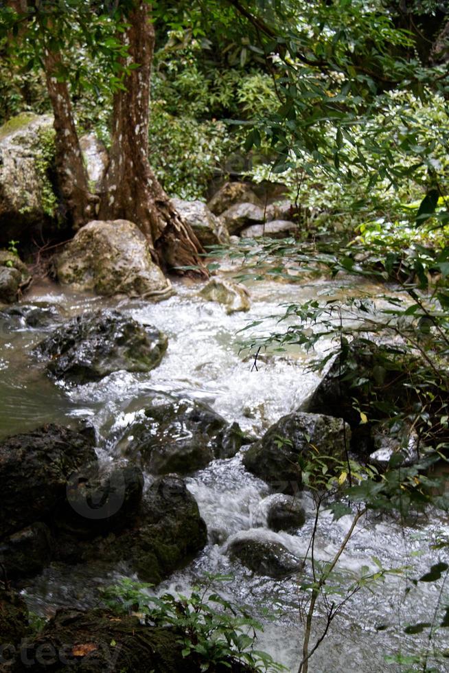 cachoeira erawan, kanchanaburi, tailândia foto